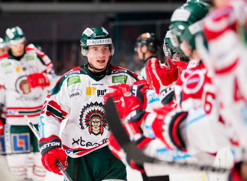 Frölundas Artturi Lehkonen  gör 0-2 och firar med