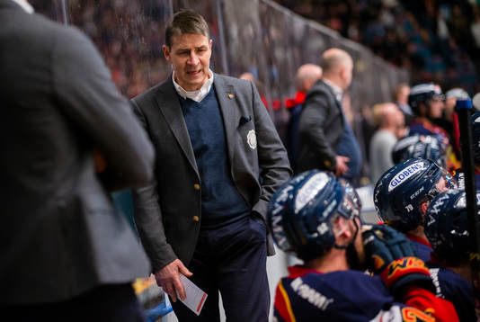 Djurgårdens tränare Hans Särkijärvi  ser fundersam ut
