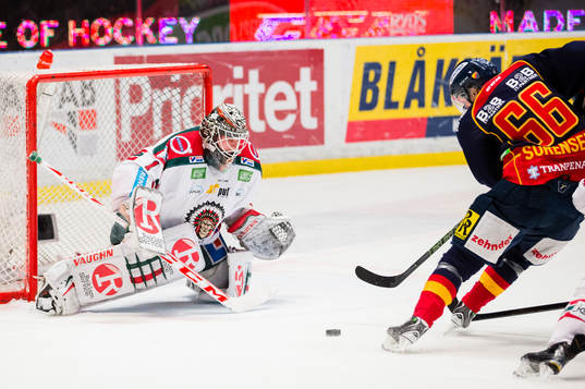 Djurgårdens Marcus Sörensen försöker få in pucken