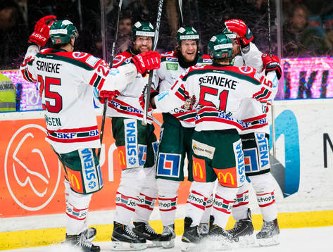 Frölundas Anton Axelsson (m) gör 1-3 och gratuleras av
