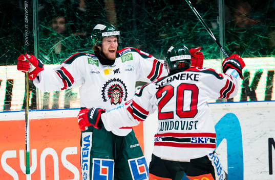 Frölundas Anton Axelsson gör 1-3 och gratuleras av Joel