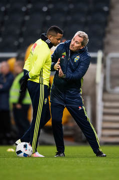 Martin Olsson i samtal med förbundskapten Erik Hamrén