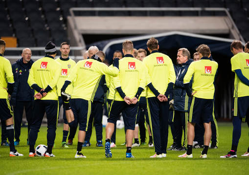 Förbundskapten Erik Hamrén har en genomgång