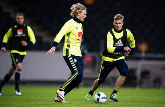 Oscar Hiljemark framför Pontus Wernbloom