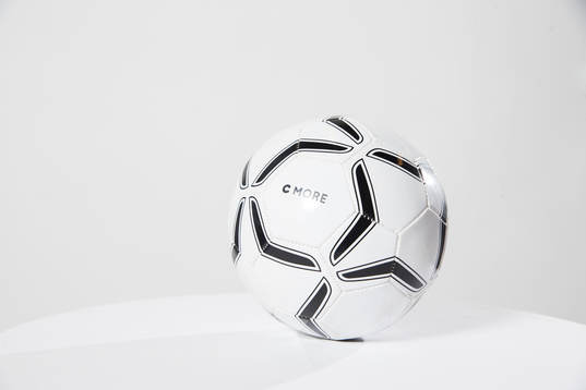 En fotboll med Cmores logotyp