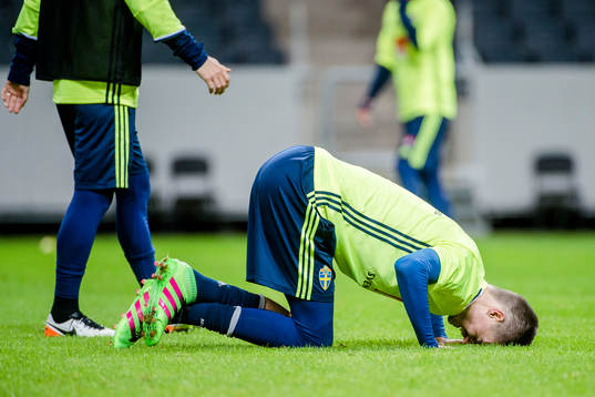 Mikael Lustig har ont