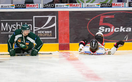 Färjestads Rickard Wallin  och Luleås Emil Sylvegård vid