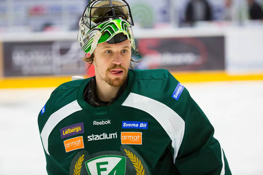 Färjestads målvakt Justin Pogge vid uppvärmningen innan