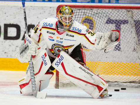 Luleås målvakt Joel Lassinantti vid uppvärmningen innan