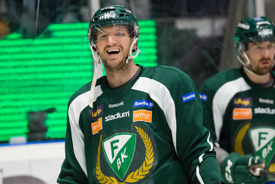 Färjestads Ole-Kristian Tollefsen skrattar vid