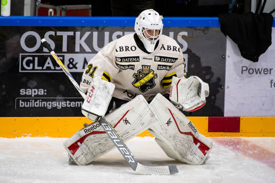 s målvakt Oscar Fröberg värmer upp