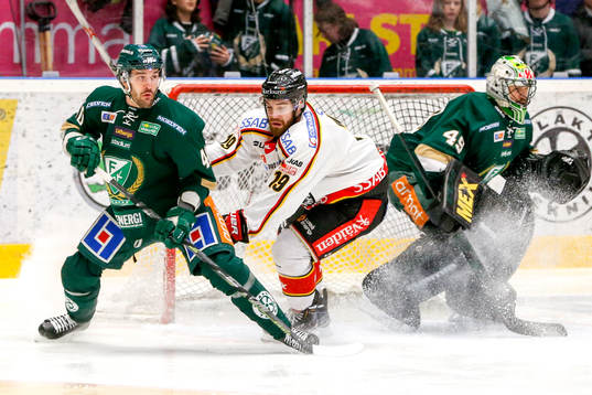 Färjestads Niclas Arell och målvakt Justin Pogge och