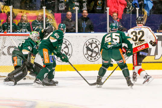 Luleås Lennart Petrell gör 0-1 bakom Färjestads målvakt