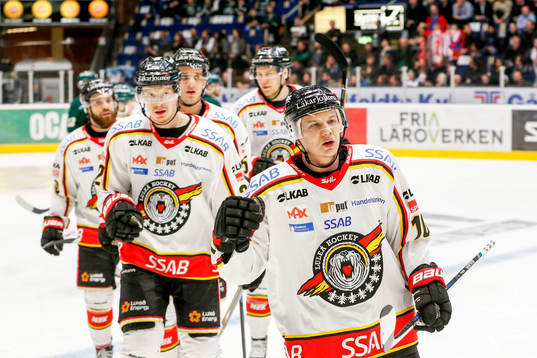 Luleås Toni Rajala och målskytten Lennart Petrell jublar