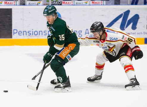 Färjestads Mikael Johansson jagas av Luleås Jonathan