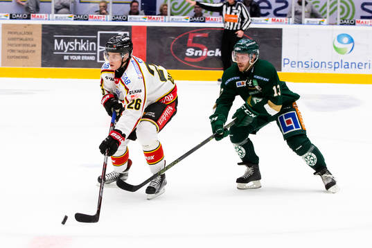 3 Luleås Peter Cehlarik  jagas av Färjestads Linus Persson
