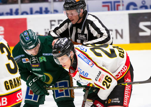 Domare Pehr Claesson håller koll på Färjestads Martin