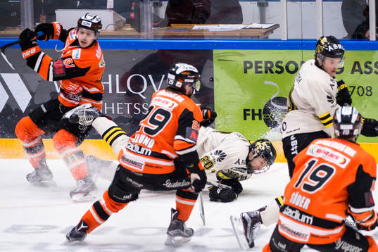s Nicklas Sjölund faller
