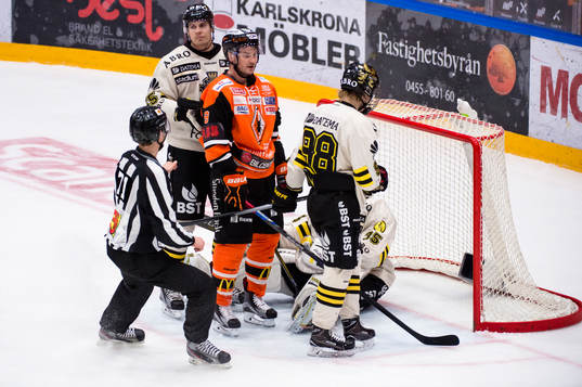 s målvakt Robin Rahm och får en utvisning