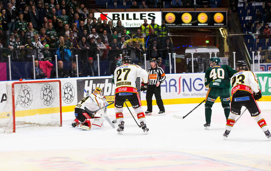 Färjestads Johan Ryno (ej i bild) gör mål 1-2 bakom