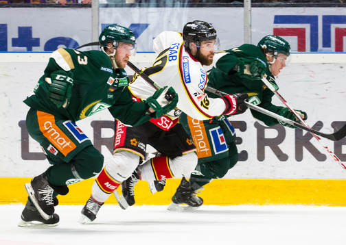 Luleås Jacob Lagace hastar på mellan Färjestads Linus