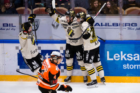 s Michael Lindqvist har gjort 0-1 och jublar