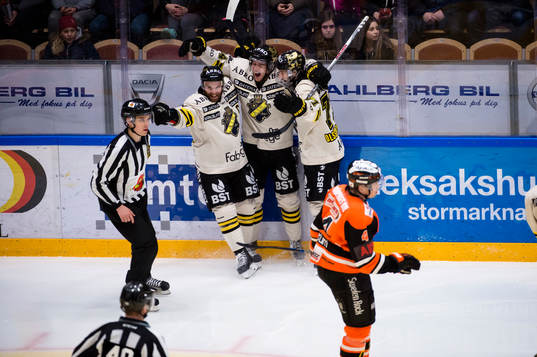 s Michael Lindqvist har gjort 0-1 och jublar