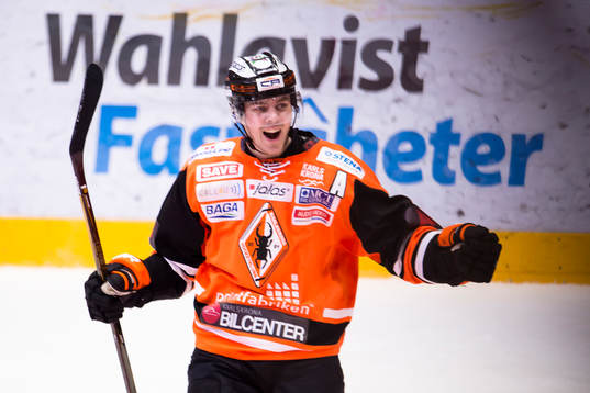 Karlskronas Joel Kellman  jublar då Karlskronas Vjatjeslav
