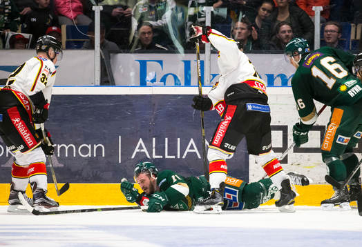 Luleås Lennart Petrell ser på när Färjestads Travis