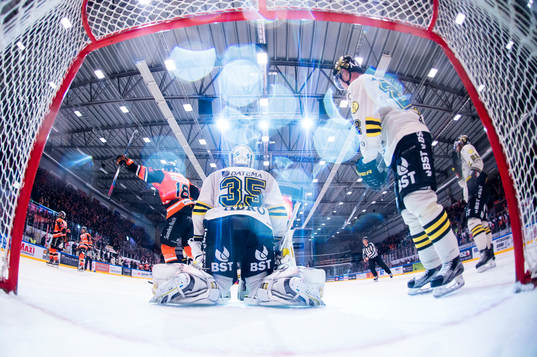 Karlskronas spelare jublar då Karlskronas Mattias Guter