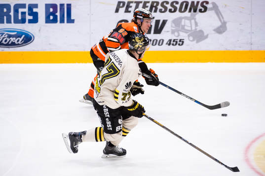 Karlskronas Jesper Olofsson med pucken