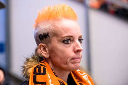 En supporter med Karlskronas logga i håret