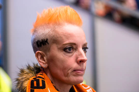 En supporter med Karlskronas logga i håret