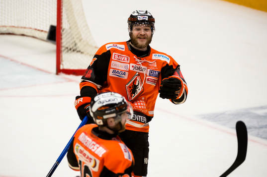 Karlskronas Jimmy Andersson jublar då Mattias Guter  gjort