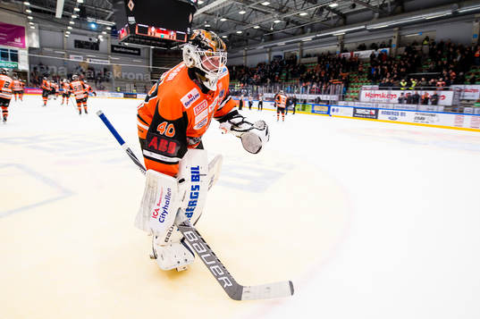 Karlskronas målvakt Johan Holmqvist tackar Karlskronas