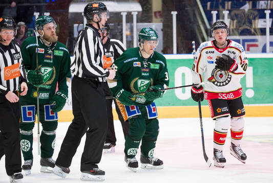Färjestads Antti Tyrväinen och Mikael Johansson deppar