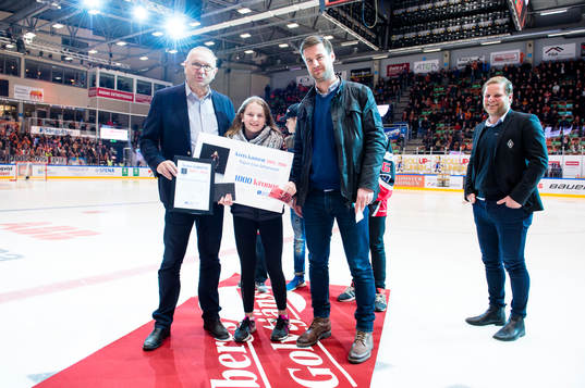 Länsförsäkringars VD i Karlskrona delar ut ett pris till