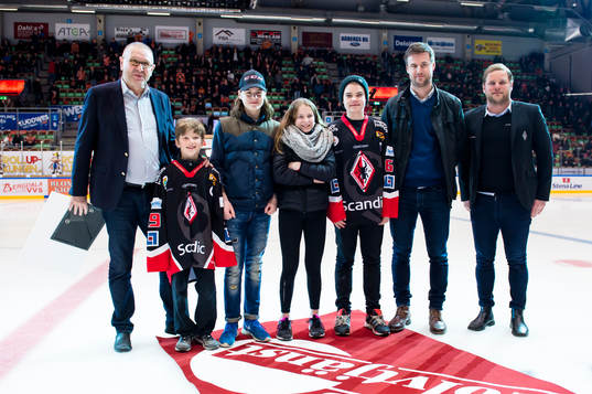 Länsförsäkringars VD i Karlskrona delar ut ett pris till