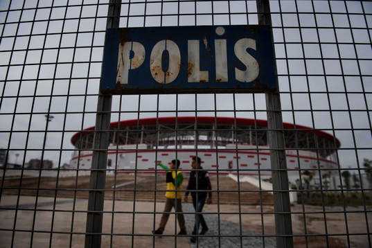 Polisavspärrningar utanför Antalya Arena, spelplats för