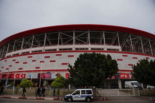 En polisbil utanför Antalya Arena, spelplats för
