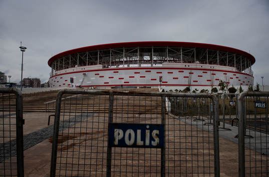 Polisavspärrningar utanför Antalya Arena, spelplats för