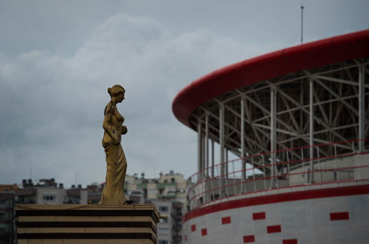 En staty utanför Antalya Arena, spelplats för landskampen
