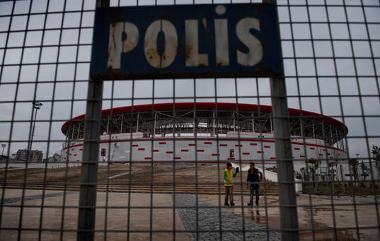 Polisavspärrningar utanför Antalya Arena, spelplats för