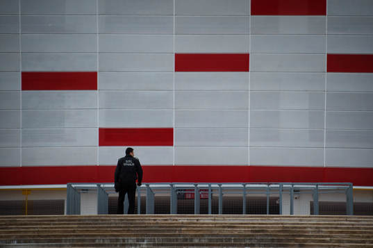 Säkerhetspersonal utanför Antalya Arena, spelplats för
