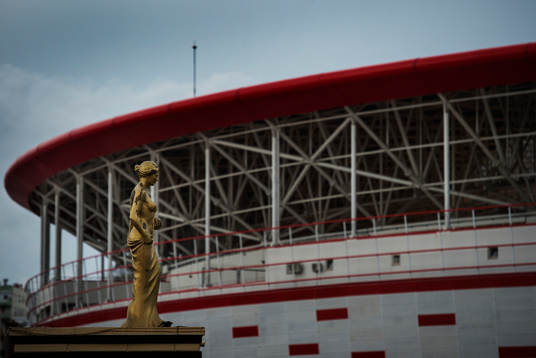 En staty utanför Antalya Arena, spelplats för landskampen