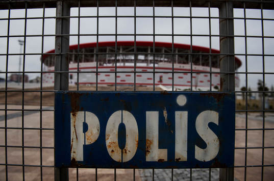 Polisavspärrningar utanför Antalya Arena, spelplats för