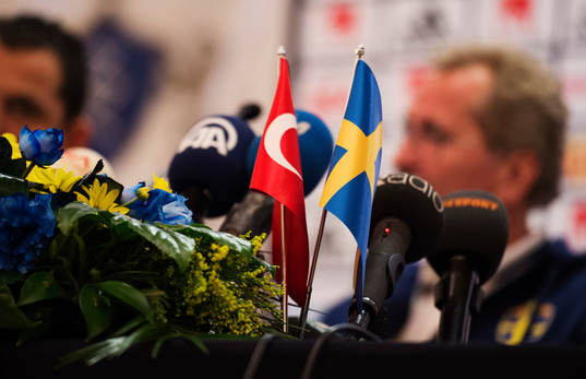 Turkiets och Sveriges flagga
