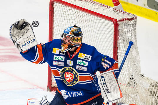 Växjös målvakt Cristopher Nihlstorp fokuserar på pucken