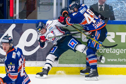 Växjös Ilkka Heikkinen tacklar Linköpings Broc Little