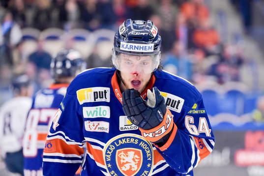 Växjös Eric Martinsson blöder